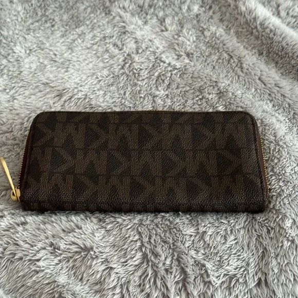 Michael Kors Brown signature wallet - Picture 2 of 3